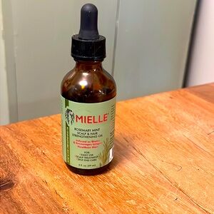 Mielle Rosemary Mint Scalp & Hair Strengthening Oil